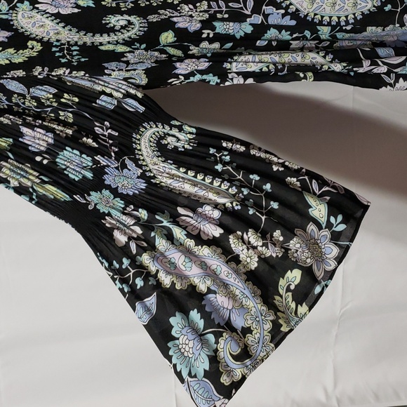 Floral & Ivy Brand Tunic Blouse With A Paisley Print & Bell Sleeves. Size: 1X - Picture 3 of 10